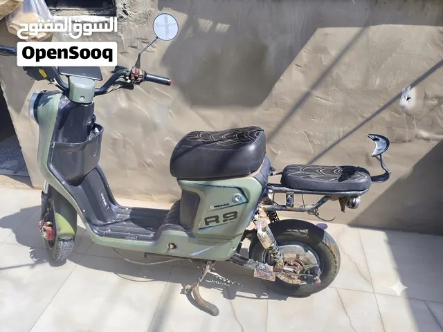سلام عليكم دراجه شحن R9دراجه نقصها بطاريات فقط شد بطاريات وطلع الدراجه مابيها نقص تايرات جديده كلشي