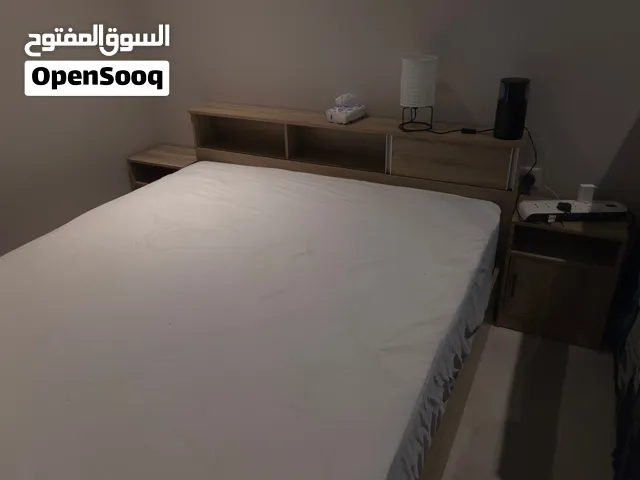 غرفة منام  لون خشبي نظيف جدا جدا استعمال شهر فقط