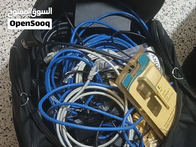 حقيبة مليانة شواحن و اسلاك و أنظمة حماية