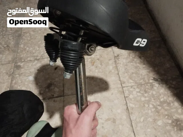 ثلاثه كراسي كما في الصوره في راسي بسكليت السعر 6 دنانير