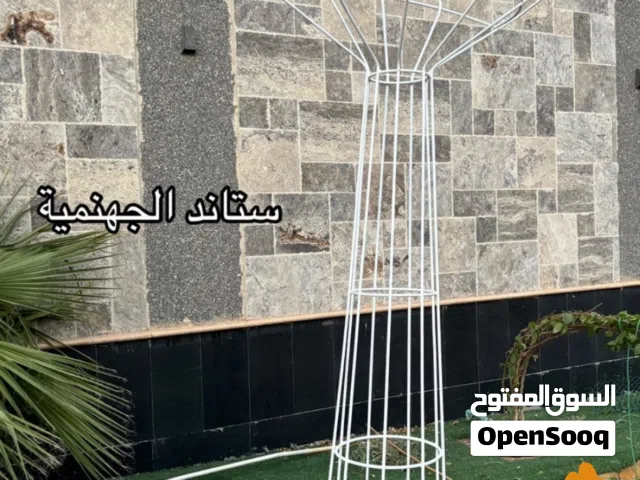 ستاند بأشكال جميله تعطي منظرا للحديقة للاشجار والورد و والجهنميات وكراسي للحديقة