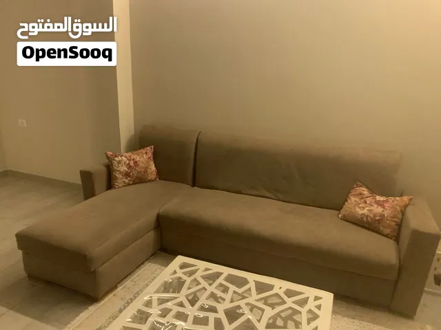 طاولة ضيافة ومعاها 4 طاولات جانبية
