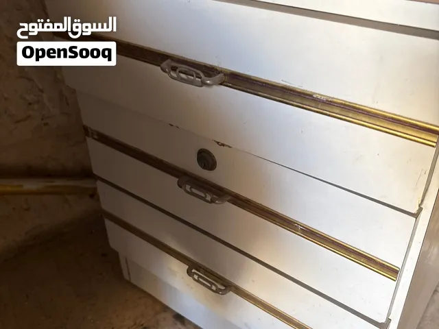 طاوله فيها 3 ادراج مستخدمه بشكل عادي. ادراجه ممتازه10 دينار