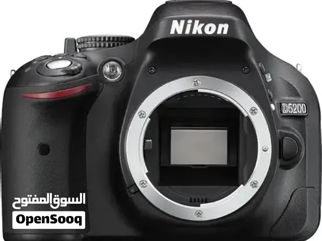 الكاميرا: Nikon D5200، نظيفة جداً، مع حزام أصلي من Nikon D5200