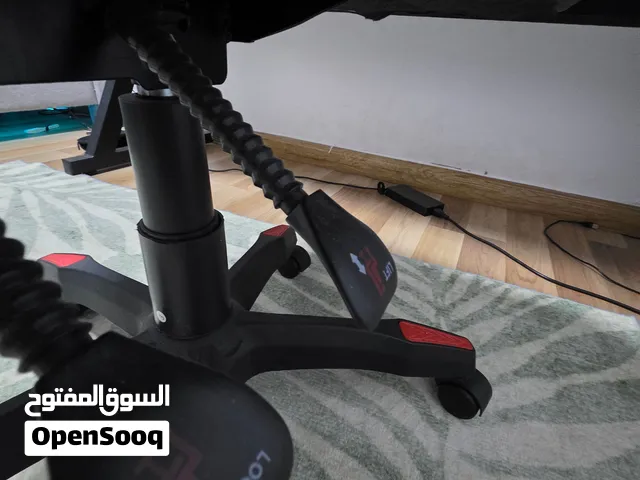 Red and black gaming chair. كرسي ألعاب باللونين الأحمر والأسود.