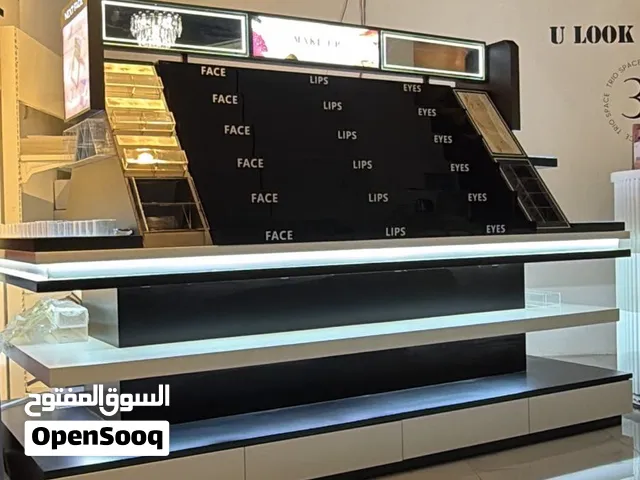 ستاند مع منتجات ميك اب للبيع