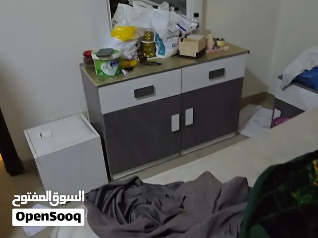 غرفة نوم متكاملة سرير ودولاب وكمدينو اثنين وتسريحة الدولاب 6ابواب مستخدم نظيف جدا خشب لسا ع الوكالة