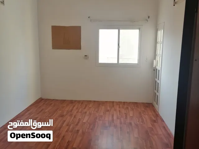 شقة سكنيه /تجاريه في المحرق بالقرب من صيدلية رويان من المالك مباشره بدون الكهرباء