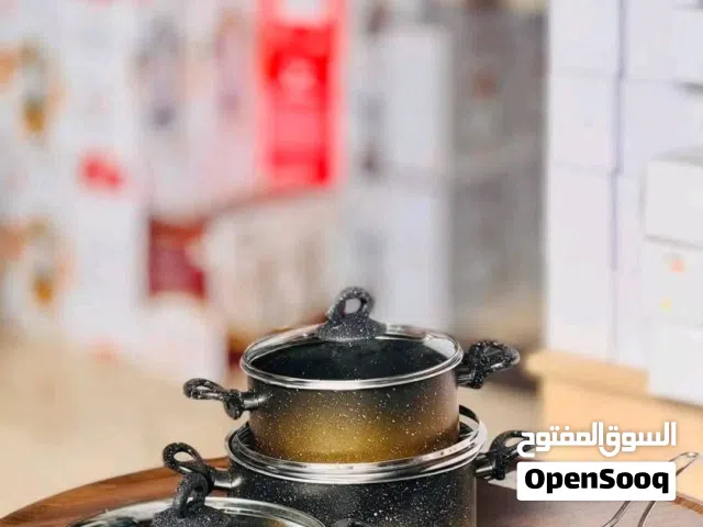 طقم اواني طبخ اسود مع لمسة ذهبية