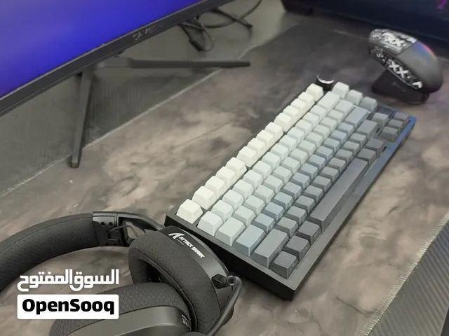ست آب كامل شامل البيسي و الشاشه و السماعه و الماوس و الكيبورد و الطاولة و الكرسي