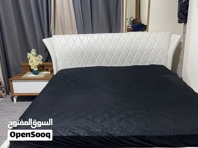 تخت غرفة نوم مجوز  مع كومادينه صغيرة
