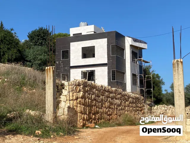 فيلا صغيرة مؤلفة من 3 طوابق