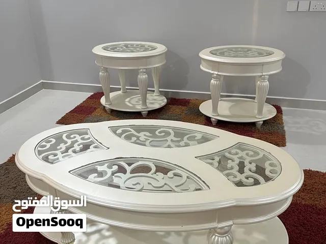 طاولات للبيع 3 طاولات اللون ابيض ( حجم كبير + 2 حجم صغير