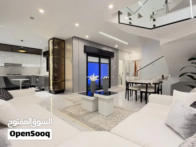 فيلا طابقين وملحق للايجار بالاتات