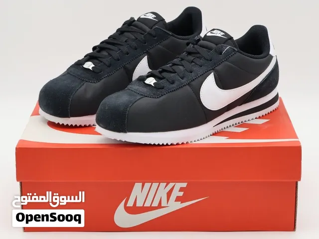 هذا الحذاء هو Nike Cortez SV87 باللون الأسود والأبيض. يتميز هذا الموديل الكلاسيكي بتصميمه المريح وال