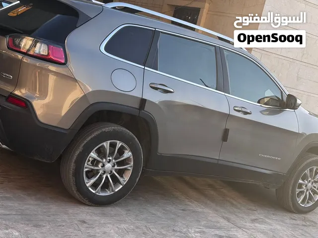 للبيع جيب بزون 19 شيروكي فور ويل ابيع مكفول سياره ماعدى محرك يحتاجله طابوكه