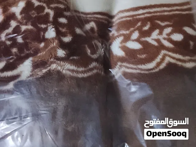 حرام تقيل  لون بيج وبني مزخرف بحالة جيدة جدا..صيني الصناعة ملمس ناعم ودافئ