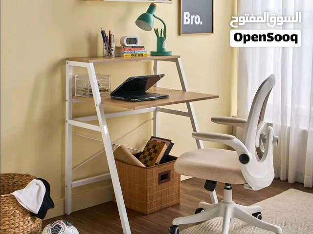 مكتب دراسة عملي وأنيق مع رفوف تخزين لتنظيم المساحة والتخلص من الفوضى في غرفتك
