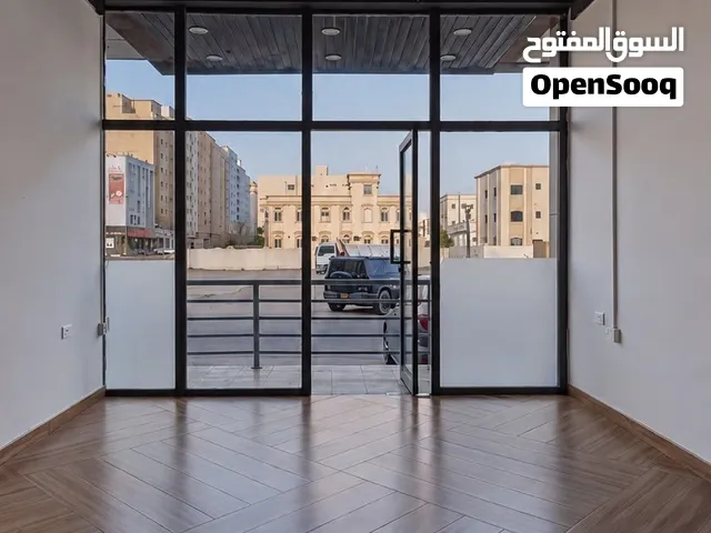 محل للإيجار في الخوض - موقع استراتيجي، ديكور جاهز، إنترنت مجاني!