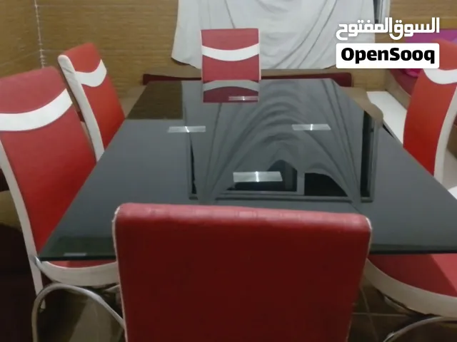 عندي طاولة سفرة زجاج والكراسي جلد  جديدة والله. سبب البيع كبيرة على صالوني   نوع الزجاج سكريت