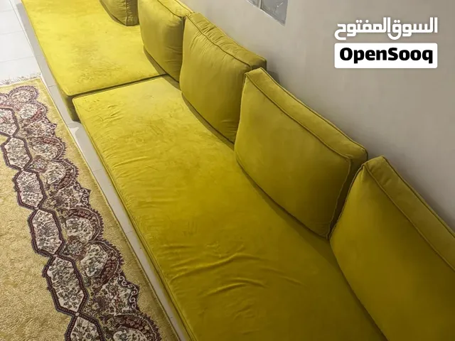 جلسة أرضية مخمل أصفر بحالة ممتازة مجلس عربي أرضي أصفر مودرن