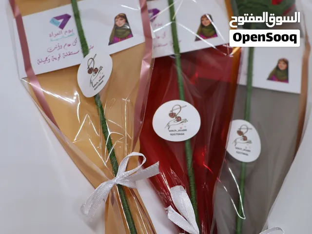 توزيعات يوم المرأة العمانية ورد حياكة كروشية يتوفر تسليم فوري