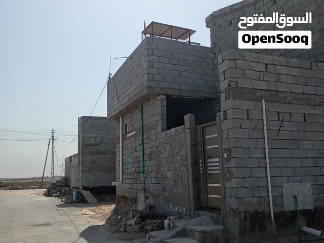بيت  مساحه 100 متر مربع ركن عرن على شارع شلامجه بي غرفتين ومطبخ وستقبال وصحيات بي نواقص قليل محجر