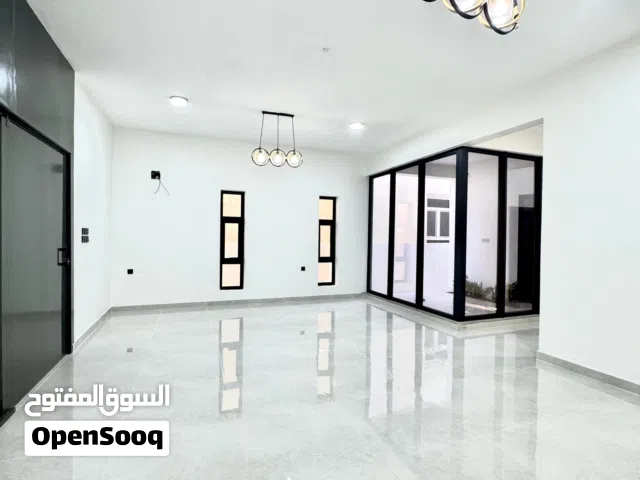للبيع فيلا جديدة في صلالة صحنوت الشمالية بالقرب من مدرسة مسجد المدينة ومدرسة قلعة الفكر وحي تجاري