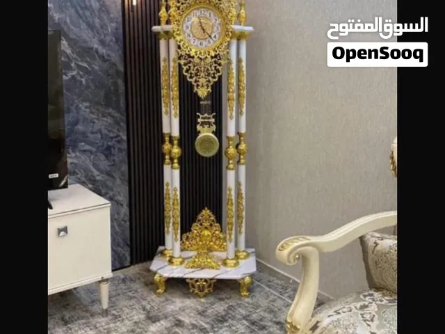 ساعه ضخمه جديده مشدوده فقط ترهم غرفه استقبال متينه جدا