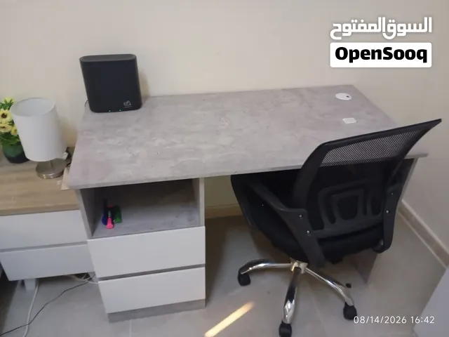 طاولة مكتب مع ادراج تخزين و كرسي من هوم بوكس شبه جديد office desk with chair from home box like new