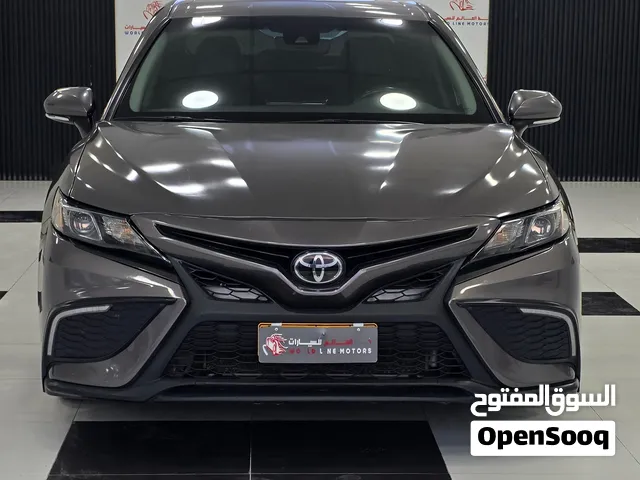 TOYOTA CAMRY SE 2022 سيارة تجمع بين الأداء الرياضي، الراحة، والاعتمادية، وتناسب الاستخدام اليومي
