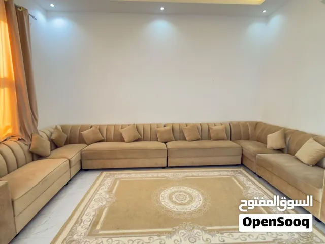 كنب مجلس عربي بحالة ممتازه ونظيف جداً مع السجاده والستاير