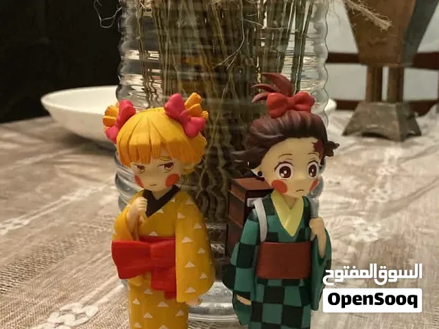 مجسمين للشخصيتين زينتسو و تانجيرو