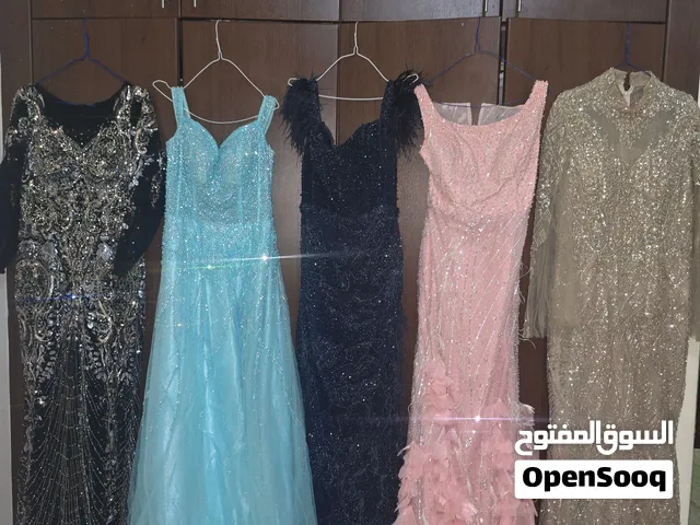 فساتين جمليه ومستخدم ليوم واحد ع كل واحد 500 درهم مع مراعا انزل المبلغ