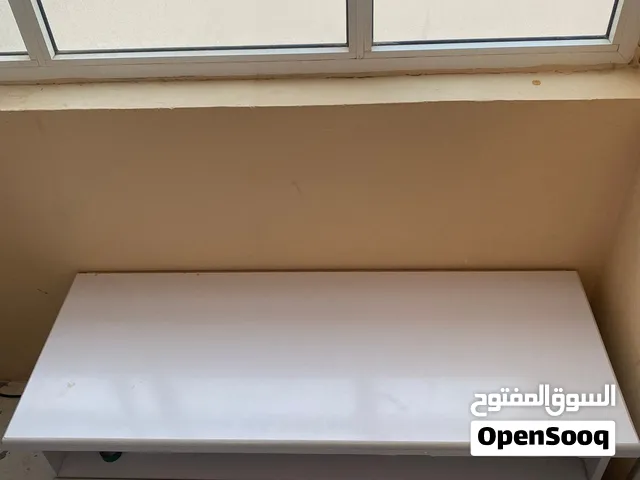 طاولة بيضاء نضيف