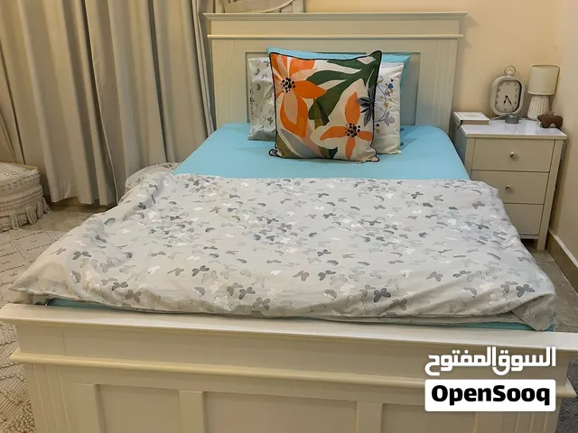 سرير مع كومودينو محلي تفصيل عدد 2