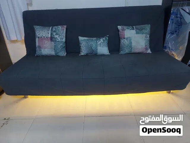 كنبه سرير بها إضاءة من الأسفل