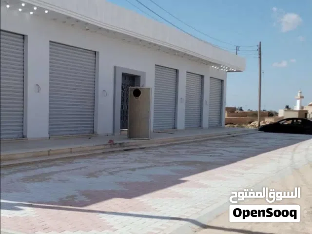 قمينس ربع هكتار عالرئيسي مبني تجاري محلات مسطح 330 والواجهه33 واستراحه مسقوف 170في قمينس