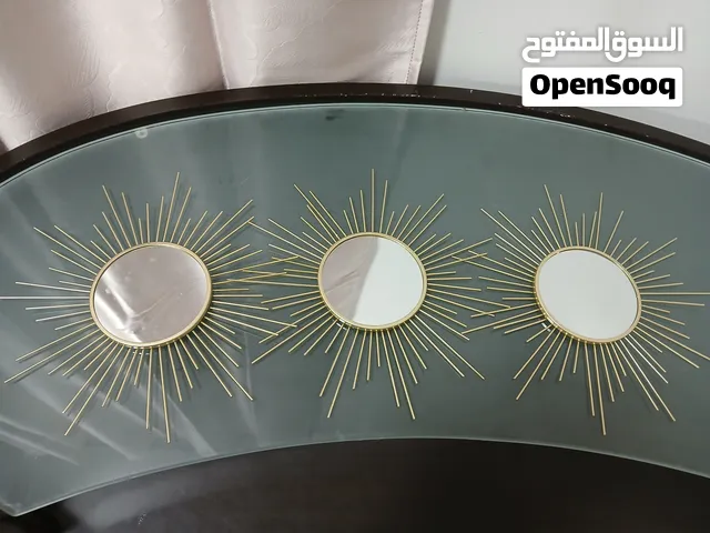 لوحات حائط طلوحات حائط من القماش للبيع وطقم مرايا معدني باللون الذهبي 3قطع للبيع .استعمال خفيف.
