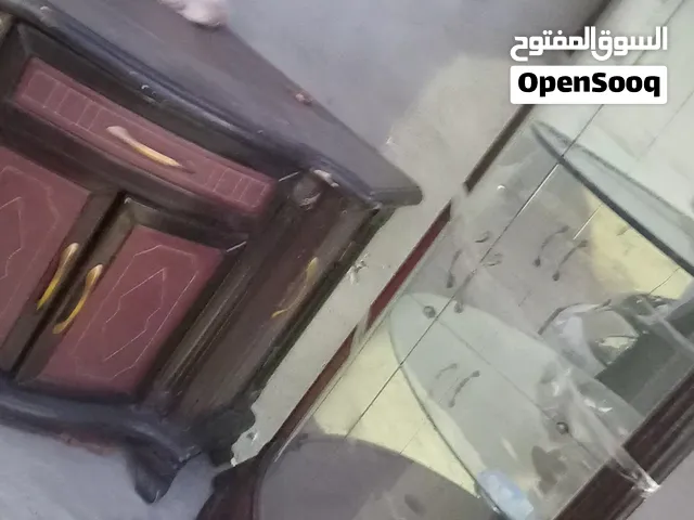 صالون بطاولة ومدخل