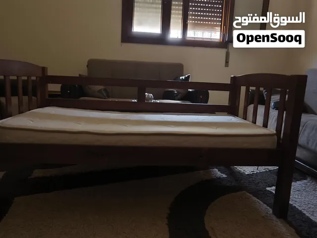سرير أطفال خشب متين + فرشة د  تصميم أنيق وحواجز حماية  يحتاج تركيب لوحات