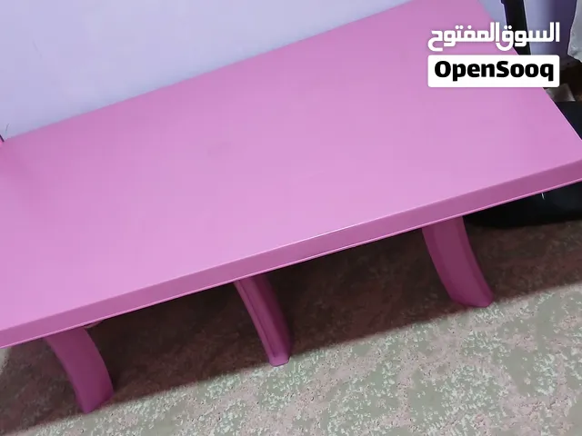 طاولة لون زهري