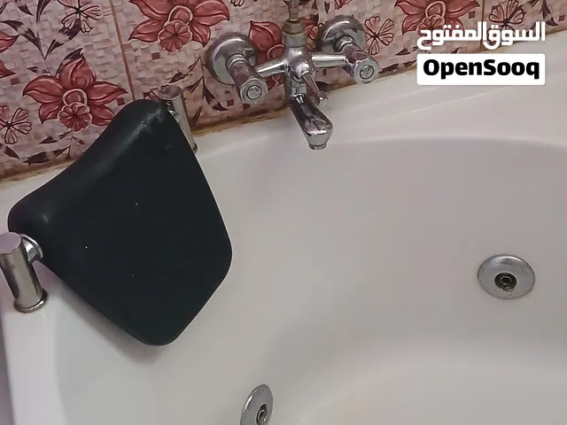 جاكوزي مستعمل قابل للتفاوض بشي بسيط