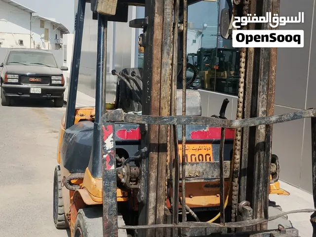 للبيع رافعه شوكيه موديل 2003 تويوتا