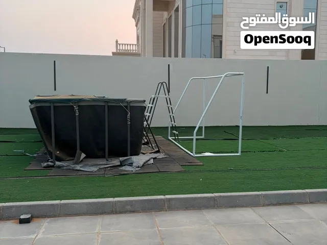 مسبح كبير حجمه ما استخدم ابداً وألعاب اطفال مستخدمه لكن جميله