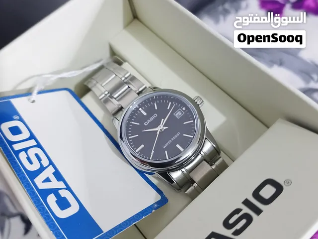 ساعة يد نسائيه كلاسيكية من ماركة كاسيو (Casio) مع علبتها وبطاقة التعريف الخاصة بها، وتتميز بمينا داك