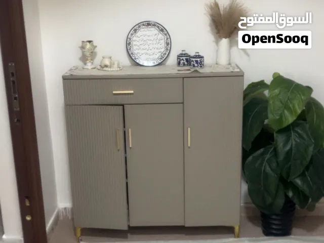 خزانة كنادر وطاولة وكراسي