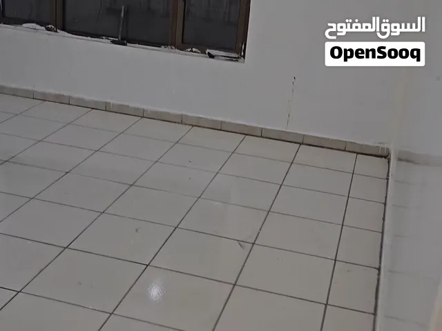 شقه عرطه على شارع حده الرئيسي موقع مميز وقريب لجميع للخدمات