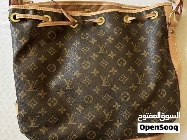 شنطة LV كالجديدة