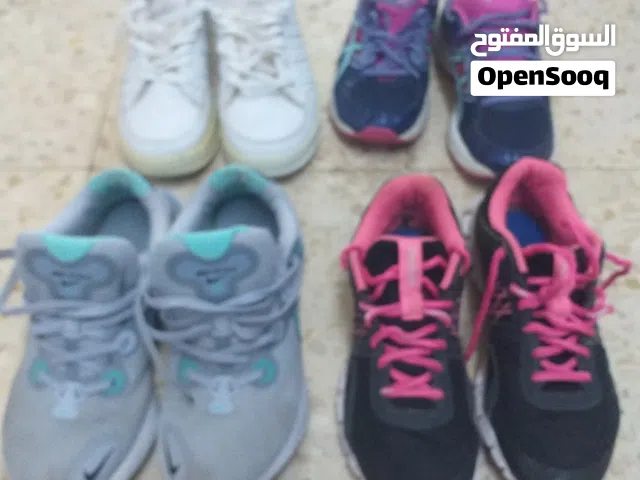 للبيع مجموعة أحذية رياضية مميزة ومستعملة خفيفة بحالة الوكالة (شبه جديدة ونظيفة جداً كما هو موضح بالص